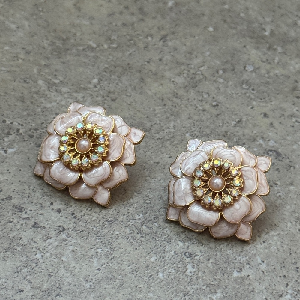 💖4/$30 NEW Elegant Floral Pearl Earrings - Picture 3 of 4